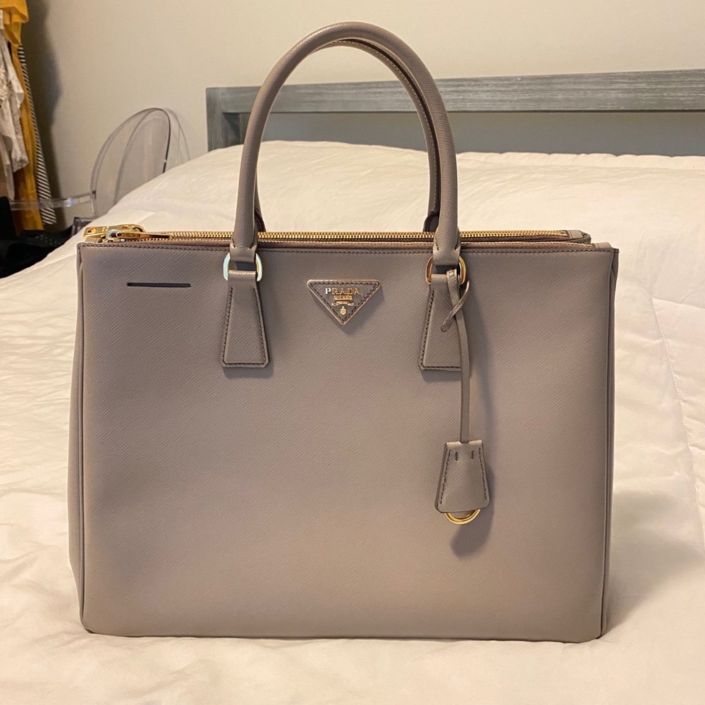 ❣️SOLD❣️Prada Large Saffiano Executive Tote - Picture 5 of 6